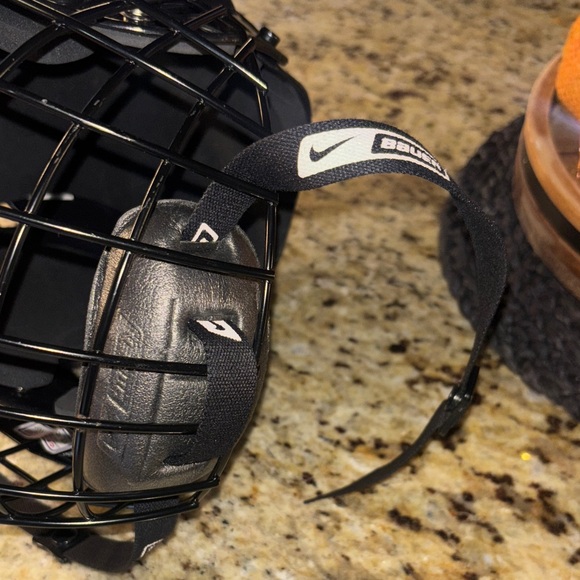 Bauer Black Hockey Helmet with Face Cage - Picture 4 of 12